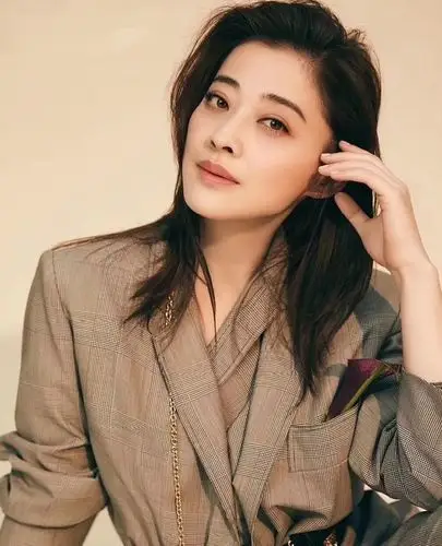 46岁梅婷近照曝光,素颜出镜皮肤白嫩,不老的实力派演员?