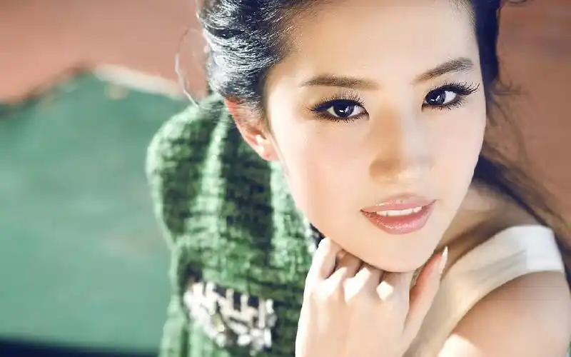 【刘亦菲 | 杂志】2009年11月刊《时尚健康》封面【刘亦菲:在流言蜚语