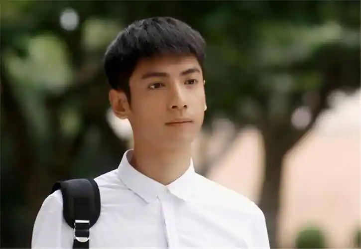 罗云熙十年前证件照曝光,五官精致剑眉星目,素颜状态惊艳_组合_美颜