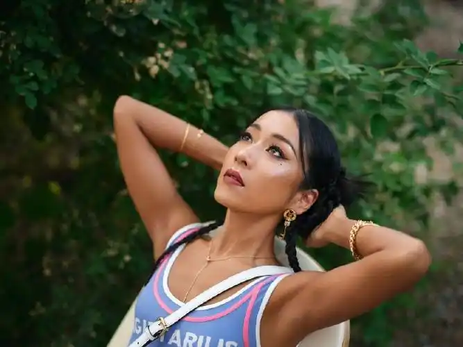 吉克隽逸在树林里穿泳衣##吉克隽逸泳衣#@吉克隽逸晒泳装照配文:"是