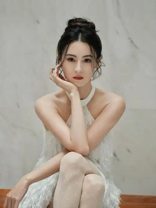 张柏芝出席活动秀香肩锁骨状态超佳,生图和精修美照几乎无差别-腾讯