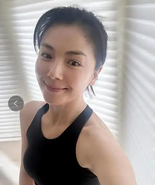 45岁刘涛晒多张健身照秀马甲线和蜜桃臀对镜凹造型引热议