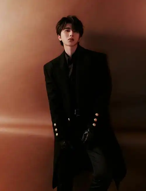 蔡徐坤黑色长风衣造型好帅今晚见