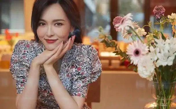 第二段原因在于唐嫣如今美貌依旧,丝毫不见已婚育子的痕迹,依旧光彩照