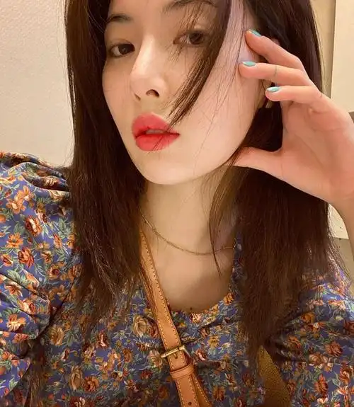 6 新浪娱乐讯 1月8日,泫雅在个人社交网站晒出一组自拍,照片中泫雅