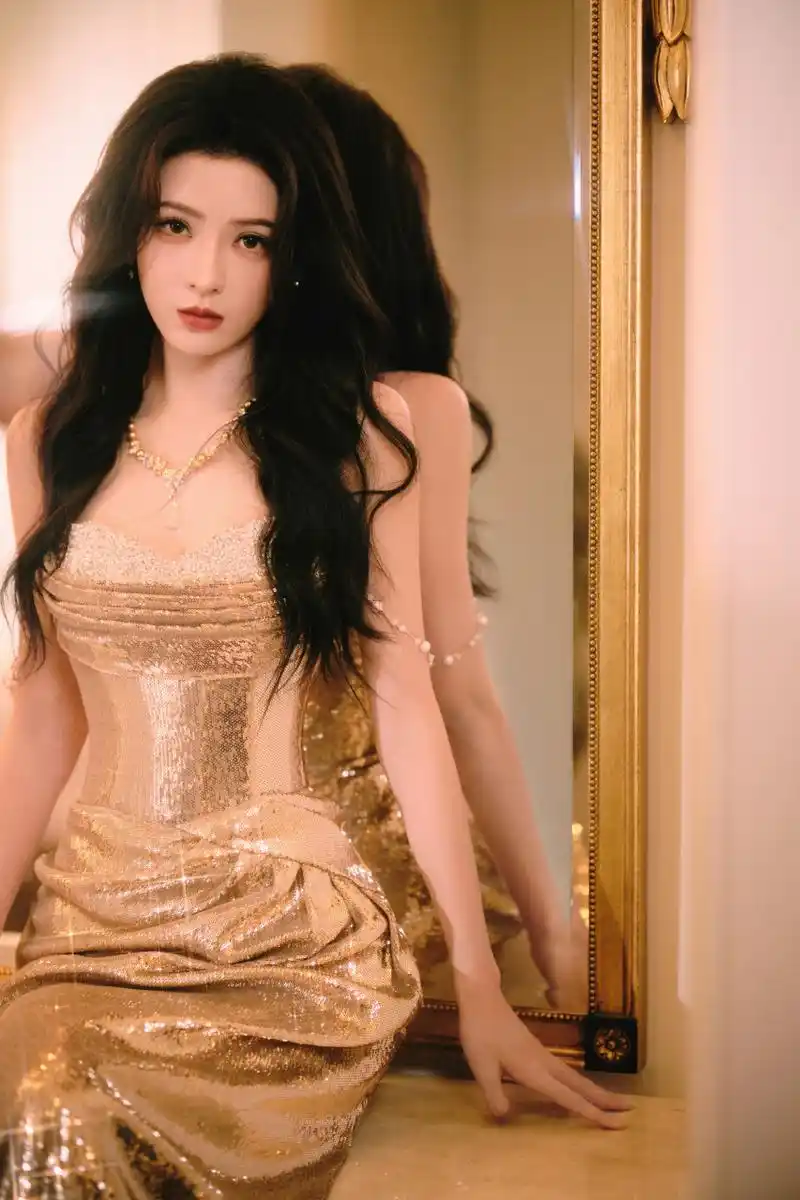 张予曦身穿金色亮片抹胸礼服裙衬托的整个人特别迷人显贵气