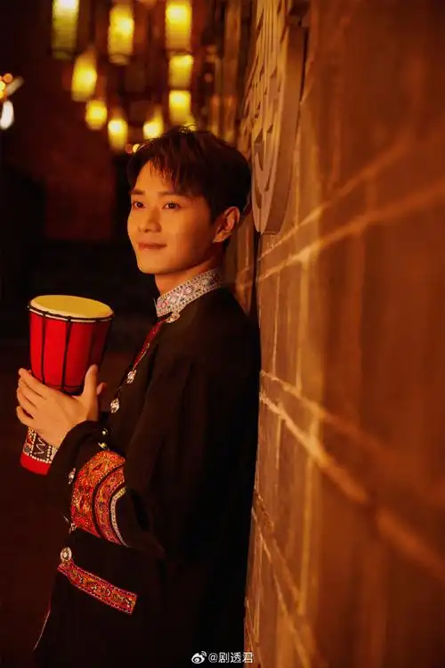 出道27年##曹骏27年前vs27年后#曹骏@曹骏neil最新民族风写真大片公开