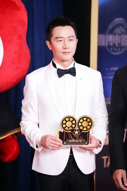 于适房间听唱歌#【微博电影之夜70盛典突击队】@黄轩的微博采访更新