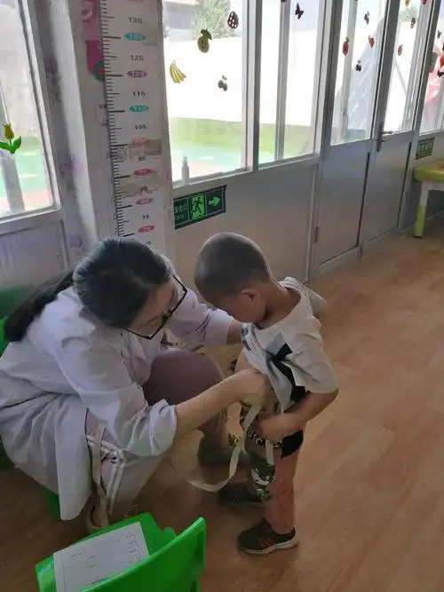 陵城区妇幼保健院工作人员入园为陵城区东关幼儿园的小朋友们查体