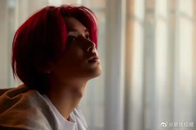 黄明昊红发光影氛围感大片