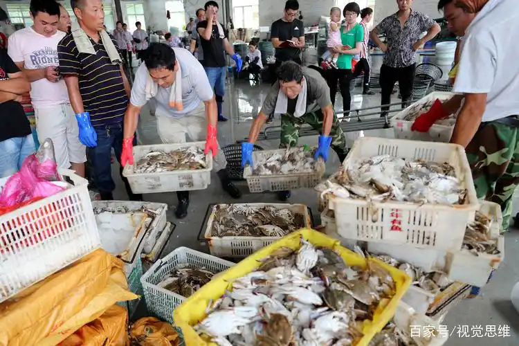 8月6日,渔民在连云港市赣榆海头港海产品交易市场搬运梭子蟹,准备装车