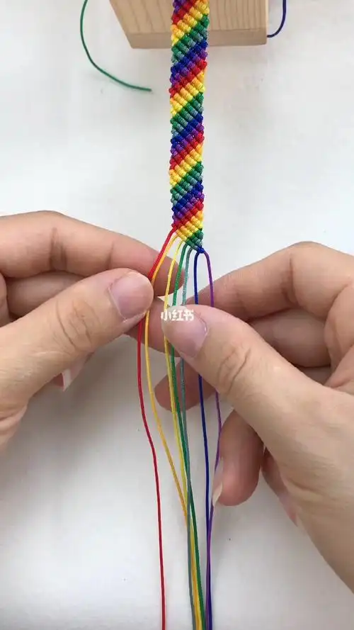 一直以左侧第一根线为轴线,其余重复做左斜卷结,这种编法可以做宽手链