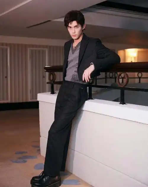吴磊时尚气质初显,黑色西服套装搭配灰色针织衫,大长腿令人羡慕_外套