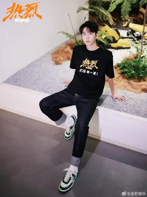 王一博陈烁酷存##王一博绿色滑板鞋