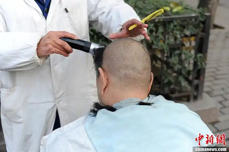 西安"街头理发师"渐行渐远