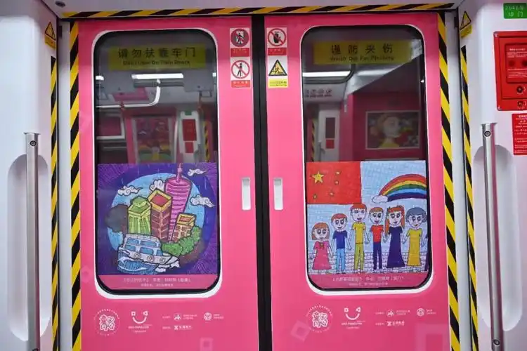 本次儿童友好彩绘地铁的作品主要来源于  "2020深圳儿童绘画大展"部分