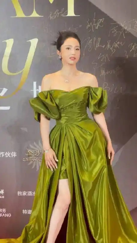 董璇抹胸长裙韵味十足