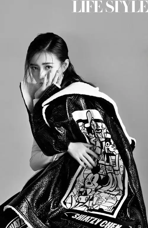 徐璐黑白封面大片颠覆甜美 湿发撩人酷劲足