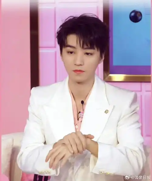 王俊凯粉色衬衫内搭
