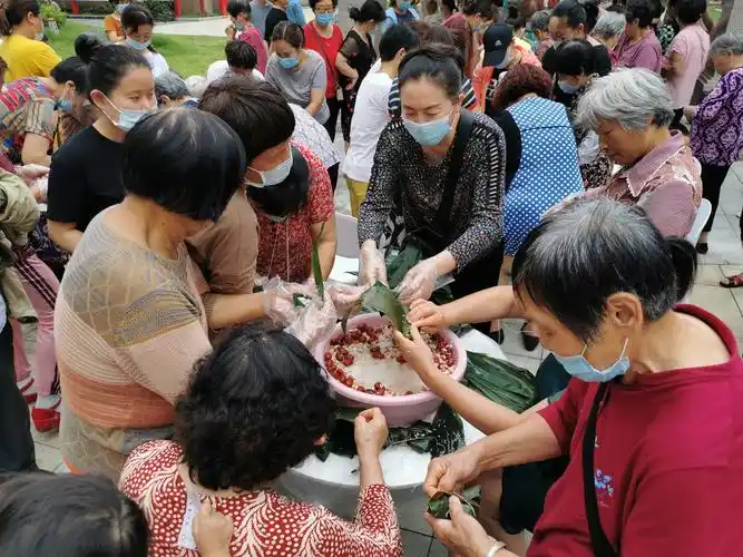 热火朝天的包粽子现场