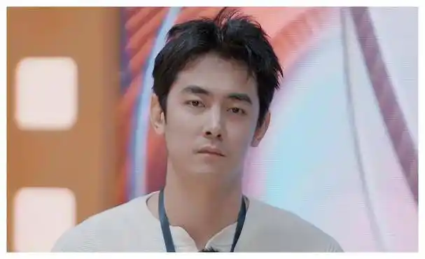 本来纪凌尘通过节目拥有了一波关注度,没想到在跑组环节彻底露馅了