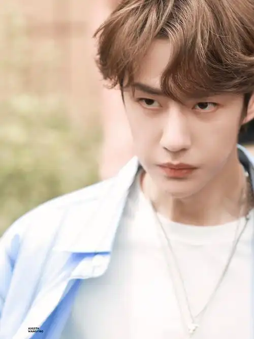 王一博最新上班照蓝色衬衫搭配滑板这一身超酷