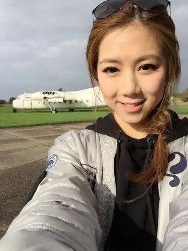 邓紫棋健身晒照片小蛮腰和大长腿 梳丸子头冻龄酷似学生