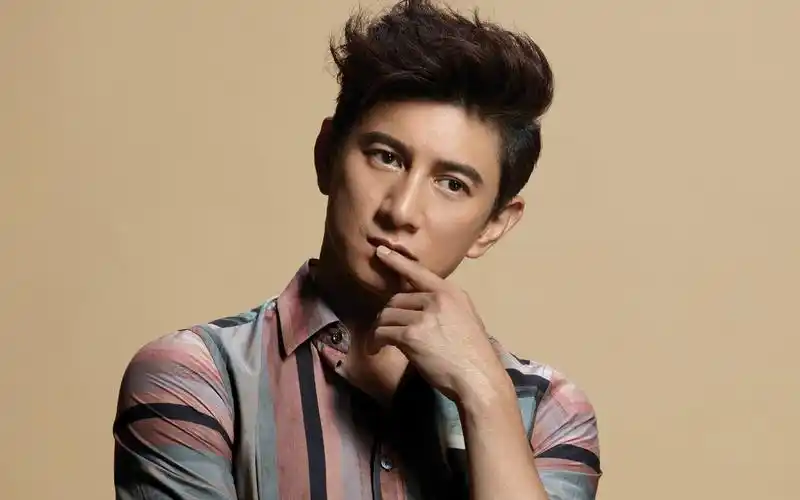 吴奇隆胖了,近日,金牌经纪人黄柏高晒吴奇隆近照