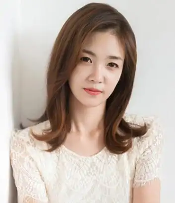 这款外翻卷发采用了时下最热门的韩式空气感刘海,提升灵动气质,发尾