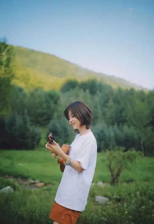 谭松韵白色t恤短裤生活风写真