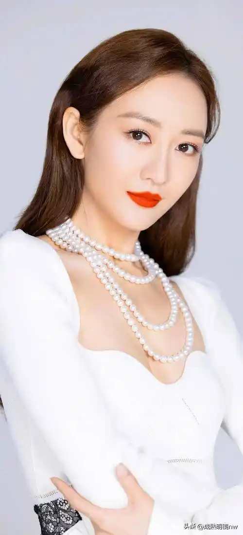 端庄秀雅气质出众的王鸥魅力无限的写真照