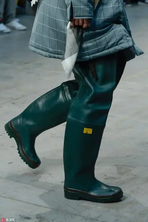 夏日梅雨季跟着刘雯 奚梦瑶 宋茜一起穿时髦的雨靴更配哦