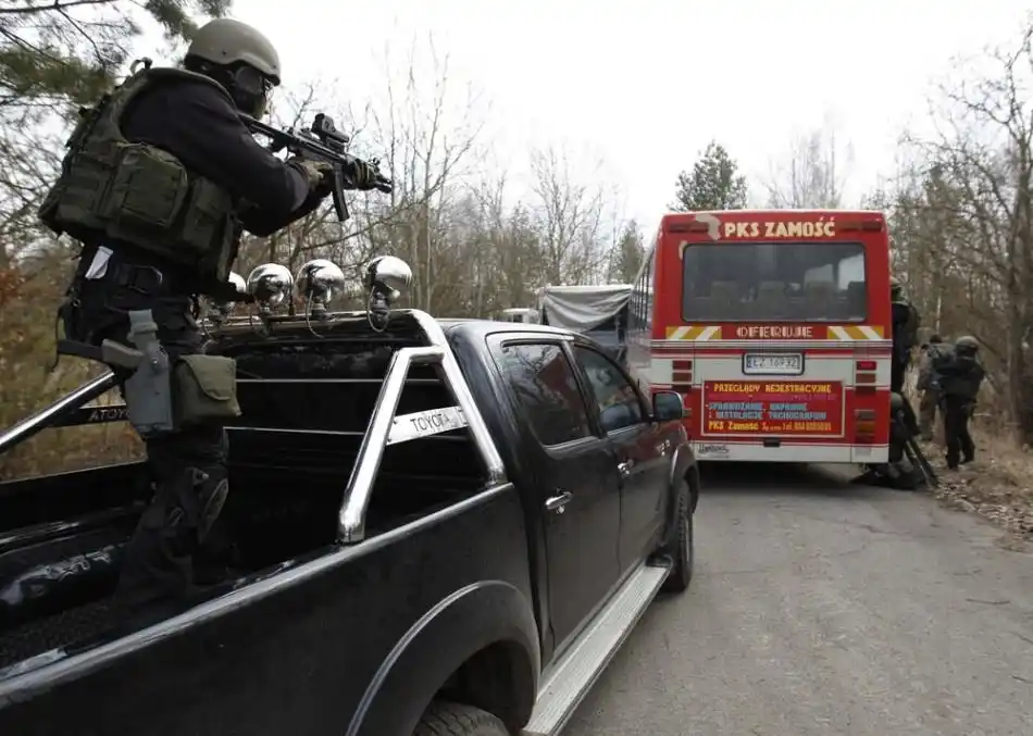 波兰军警精锐反恐部队大巴反劫持演练