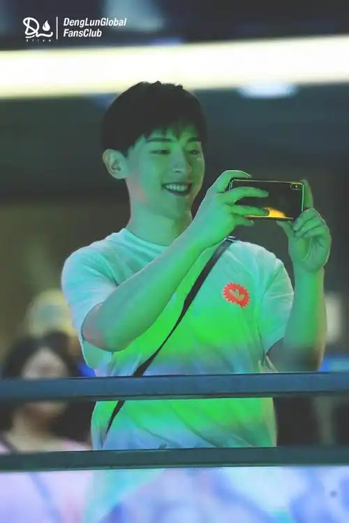 190711邓伦快本下班拍摄绿海发博伦哥与灯芯锁死了