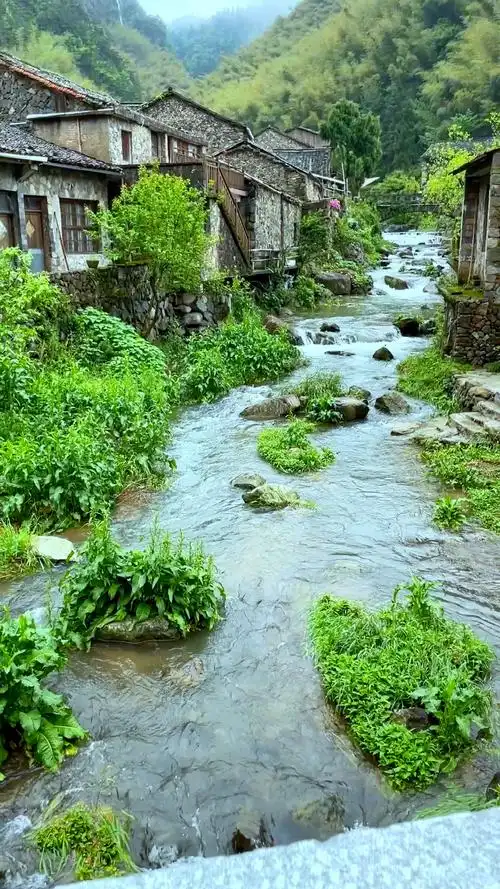 这样的石头房子你们喜欢吗!冬暖夏凉,空调都免了