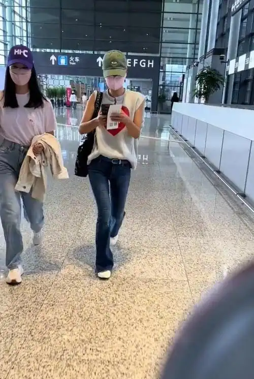 马伊琍一家走机场素颜个个大方自信她穿粉衣装嫩却没少女感