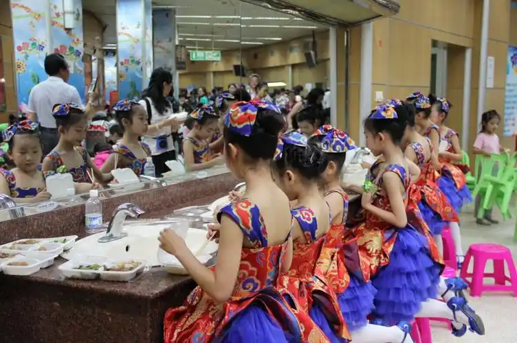 六一晚会花絮:蹲在地上吃盒饭的小演员们