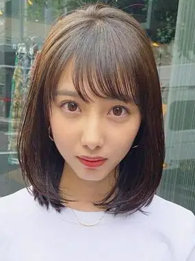 2022中碎发发型图片女 显出个人气质的女生发型