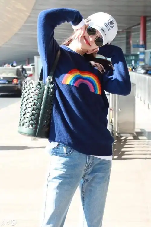 孙怡现身北京机场摆拍