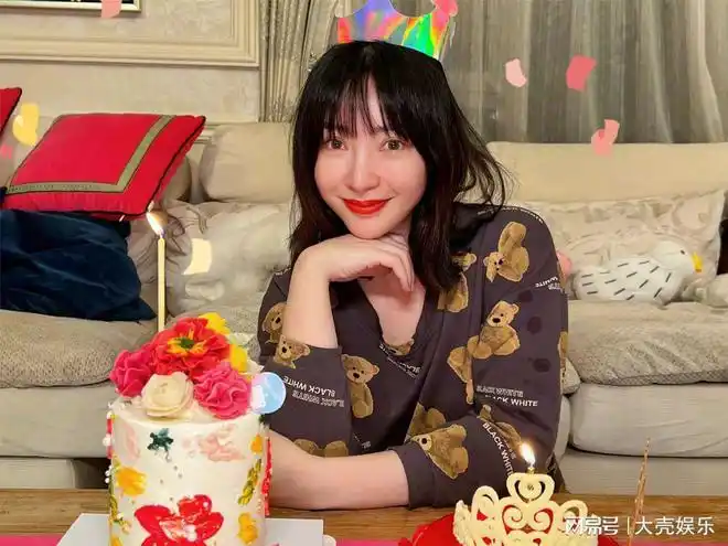 包括何洁在内的众多好友也在第一时间跟柳岩一起庆祝了生日