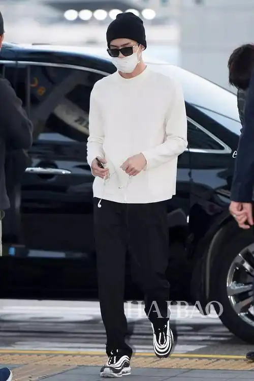 权志龙吸烟素颜太憔悴!