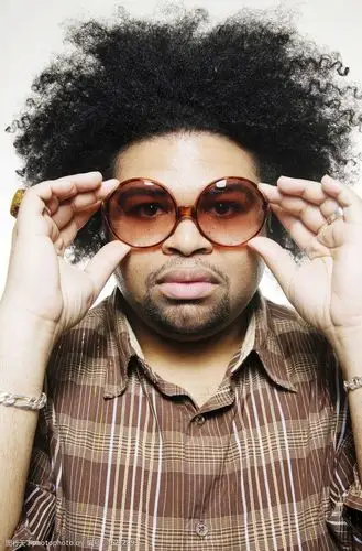 关键词:爆炸头眼睛男 爆炸头 眼睛男 黑人 人物肖像 人物摄影 人物