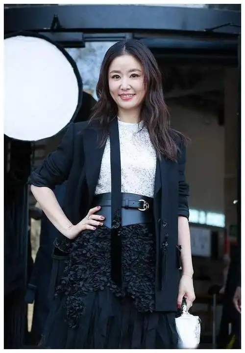 林心如48岁巴黎现身美得动人逐渐绽放