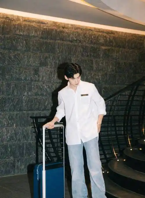 泪痣男孩白敬亭,简约穿搭成为全场最帅boy,不舍得移开眼了_潮流_黑色