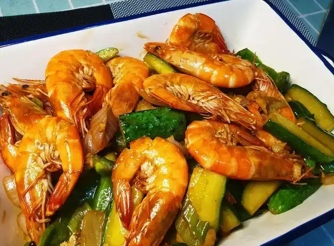 儿时的记忆黄瓜烧大虾,清脆的黄瓜和鲜美的虾你一定喜欢吧?