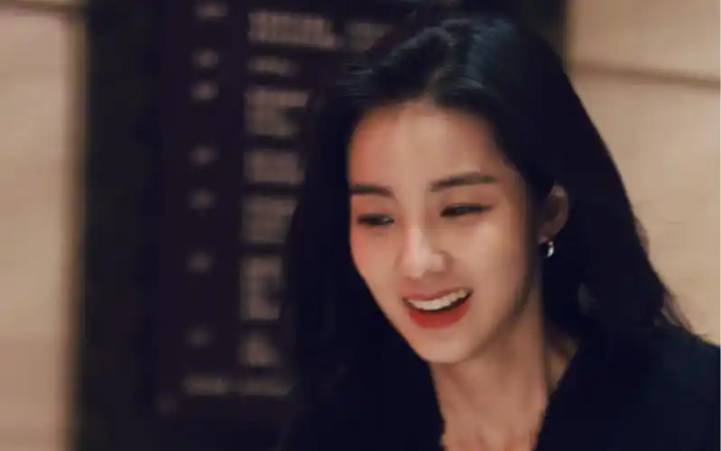 万鹏 冬日的氛围感女神 清冷气质配清冷天气