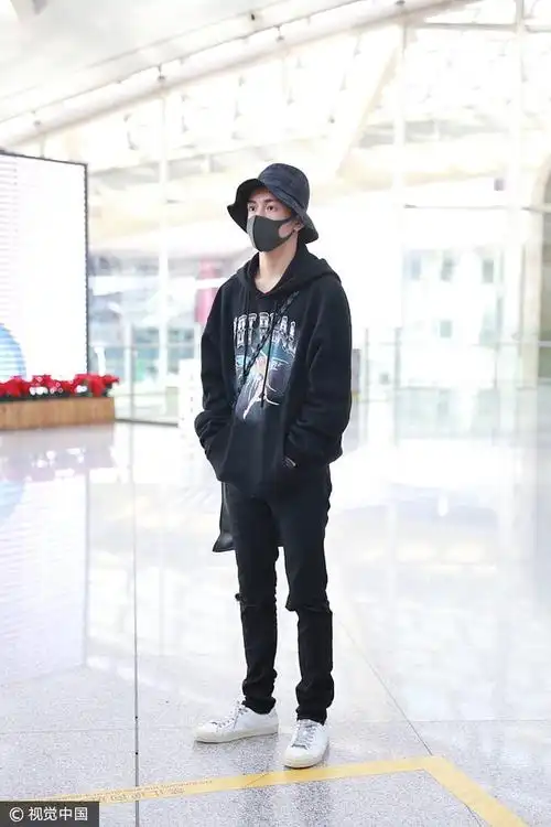 曾舜晞off white天使印花卫衣搭破洞裤 休闲小白鞋大眼男孩