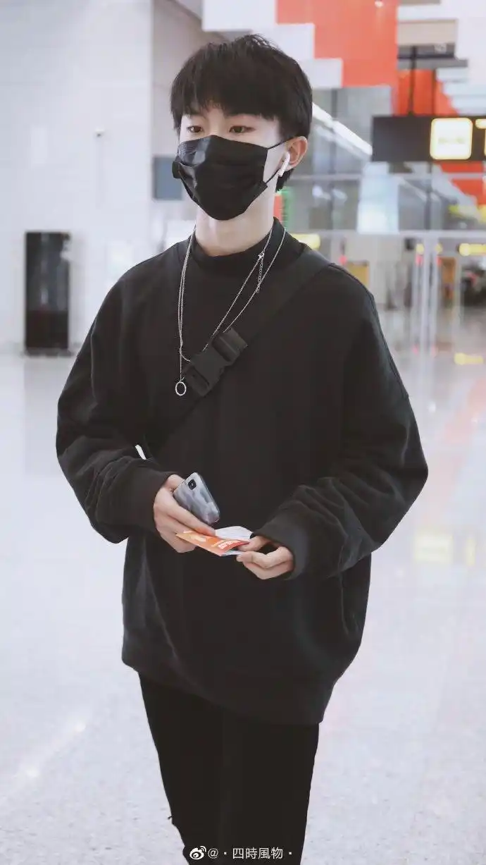 全身黑look,是那个舞台上超a超飒的马嘉祺了,黑色口罩遮脸都挡不住的