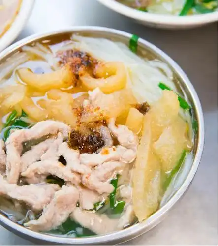 20多年了,这家清汤粉还是我记忆中的味道,夫妻两人相互扶持,每到饭点