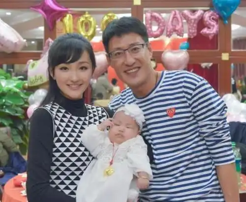 荧屏中的"抗日英雄"于震,全家近照,42岁的他娶28岁美娇妻